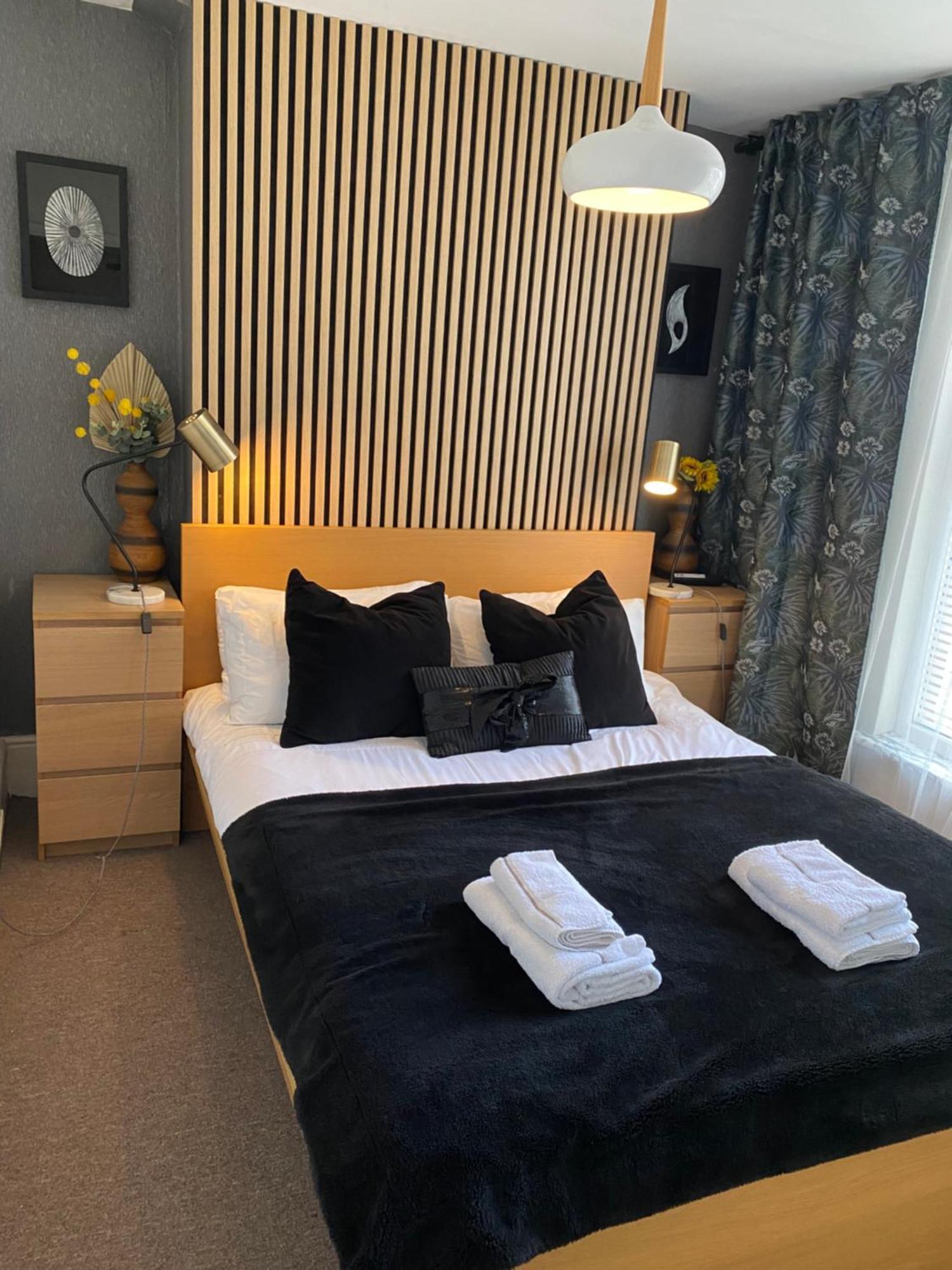 Ann Apartments Opposite The Pier With Sea View 포츠머스 외부 사진