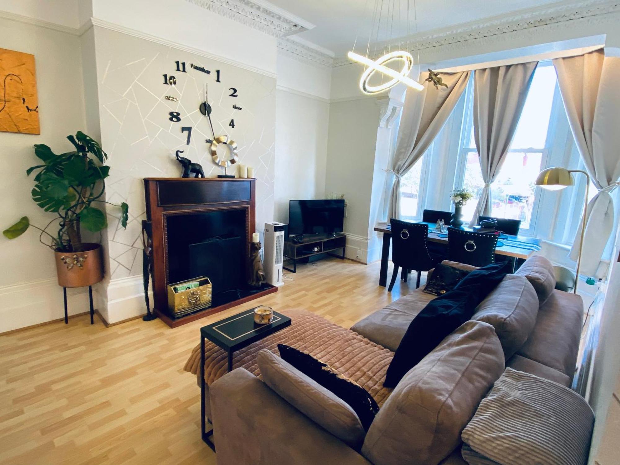 Ann Apartments Opposite The Pier With Sea View 포츠머스 외부 사진